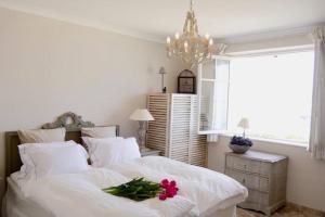 Postel nebo postele na pokoji v ubytování BORD DE MER - AC, WIFI, chic, sea view, beach 2 minutes walk