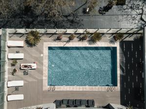 A piscina localizada em DiplomaticHotel ou nos arredores