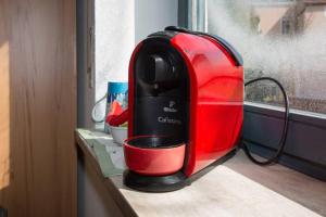 einem roten Toaster, der auf einer Theke neben einem Fenster sitzt in der Unterkunft Ruhiges Gästezimmer am Stadtpark in Schwabach