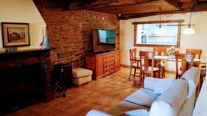 sala de estar con sofá y mesa en La Casona de Sarria, en Sarria