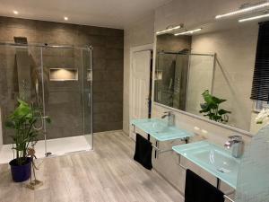 Koupelna v ubytování YourHome-PM + 26 fotografií