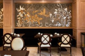 Uma área de estar em DiplomaticHotel