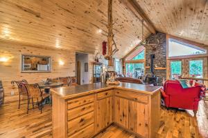 una baita di tronchi con cucina e sala da pranzo di High Lonesome Ruidoso Cabin Deck and Mtn Views! a Ruidoso