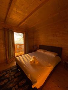 Cama en habitación de madera con ventana en Ranc Mujica, en Bar 37 fotos más