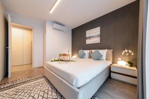 1 dormitorio con 1 cama blanca grande en una habitación en NorthAparthotel Bucharest en Bucarest