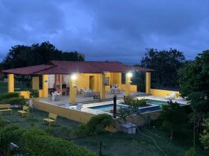 una villa con piscina di notte di flat condomínio paraíso da serra negra - bezerros - PE a Bezerros