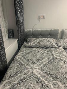 מיטה או מיטות בחדר ב-Travis House Three Luxury Modern Living free WiFi