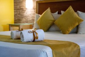 墨西卡利克罗尼尔墨西卡利酒店的酒店客房的床上配有2条毛巾 更多59张照片