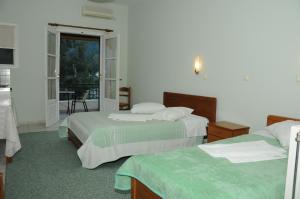Un pat sau paturi într-o cameră la Costa-Rini Hotel