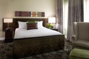 Кровать или кровати в номере Kimpton Hotel Vintage Seattle, an IHG Hotel