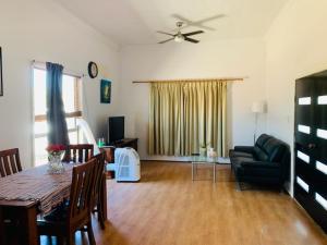 uma sala de estar com uma mesa e um sofá em Silver City Oasis em Broken Hill