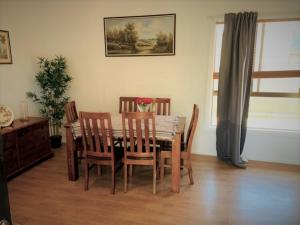 uma mesa de jantar e cadeiras num quarto em Silver City Oasis em Broken Hill