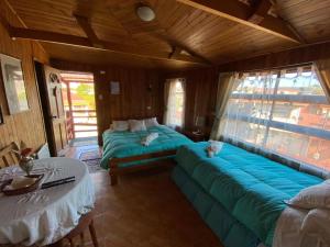 Postel nebo postele na pokoji v ubytování Cabañas y Hostal Isla Mágica