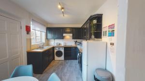 Stunning 3-Bed house in Chester by 53 Degrees Property, ideal for Contractors & Families, FREE Parking - Sleeps 7
