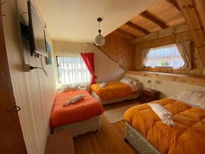 Postel nebo postele na pokoji v ubytování Cabañas y Hostal Isla Mágica