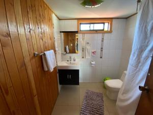 Koupelna v ubytování Cabañas y Hostal Isla Mágica