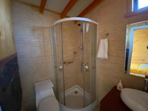 Koupelna v ubytování Cabañas y Hostal Isla Mágica