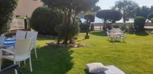 Vonkajšia záhrada v ubytovaní Apartamento con jardín a 11 metros de la playa. B1.