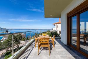 a dining table on a balcony with a view of the ocean at Plaka apt Homeleader in Plaka