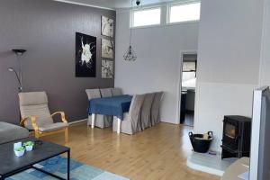 een woonkamer met een bank en een tafel bij Koselig hus til leie på Stokmarknes i Vesterålen in Stokmarknes
