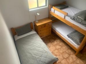 ein kleines Schlafzimmer mit 2 Etagenbetten und einer Schublade in der Unterkunft Robe Nampara Cottages in Robe