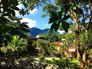 Blick auf ein Resort mit Bergen im Hintergrund in der Unterkunft Casa Maresias Canto do mar - 50m da praia in Maresias