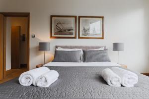 a bedroom with a bed with towels on it at StayInn Monument in London