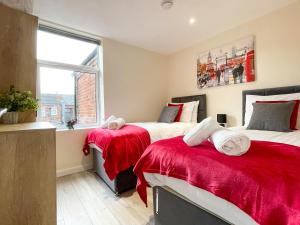 Ένα ή περισσότερα κρεβάτια σε δωμάτιο στο Spacious 4-bed house in Crewe by 53 Degrees Property, ideal for Contractors & Business, FREE parking - sleeps 7