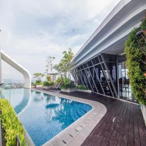 Vista exterior de un edificio con piscina. en The Cabin Apartment Uttara, en Yogyakarta