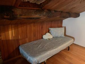 Cama pequeña en habitación con techo de madera en Casa Ferreiro - Campo da Cruz - Lugo en Baltar