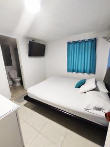 Cama ou camas em um quarto em Hotel Casablanca Cañaveral