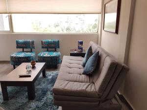 ein Wohnzimmer mit einem Sofa und einem Couchtisch in der Unterkunft Thiers Appt in Mexiko-Stadt