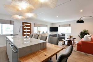 Μια τηλεόραση ή/και κέντρο ψυχαγωγίας στο Luxury Cardiff by-the-Sea Ocean View Parkhouse