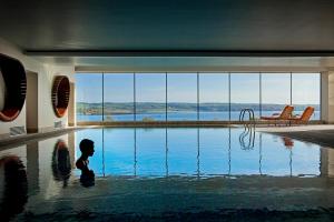 Bazén v ubytování Cliff House Hotel nebo v jeho okolí
