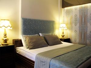 ブルサにあるホテル アーティスのベッドルーム1室(大型ベッド1台、ランプ2つ付)