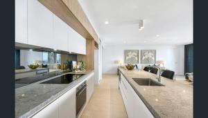 Virtuvė arba virtuvėlė apgyvendinimo įstaigoje Vue Broadbeach - Official