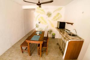 een keuken met een tafel en een plafondventilator bij Costa Esmeralda in El Cuyo