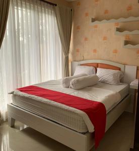 เตียงในห้องที่ Platinum Setramurni Guest House Bandung 3BR