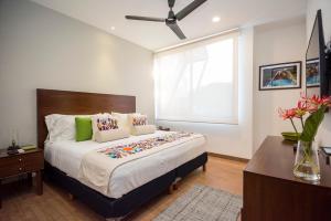 Un dormitorio con una cama grande y una ventana en Tannah Luxury Rentals, en Mérida