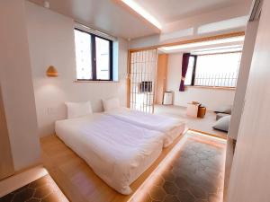 Postel nebo postele na pokoji v ubytování Hotel Imagine Kyoto
