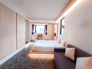 Postel nebo postele na pokoji v ubytování Hotel Imagine Kyoto