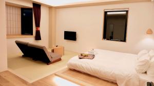 Postel nebo postele na pokoji v ubytování Hotel Imagine Kyoto