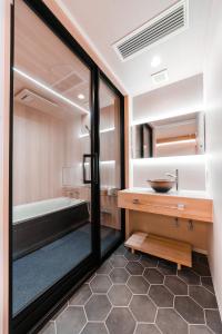 Postel nebo postele na pokoji v ubytování Hotel Imagine Kyoto