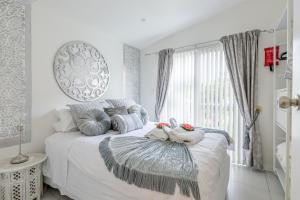 Łóżko lub łóżka w pokoju w obiekcie Sydney Executive Garden Apartments