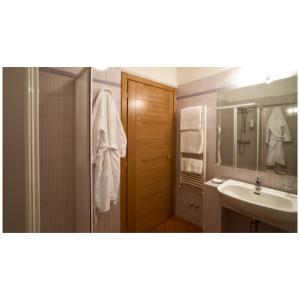a bathroom with a sink and a shower and a mirror at Cà Del Moro Resort & SPA in Pontremoli
