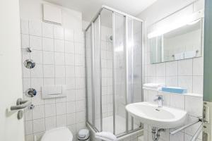Ванна кімната в Hotel Rostock West im "Kritzmow Park"