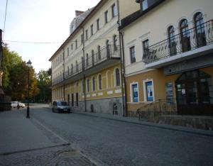 um carro estacionado numa rua ao lado de um edifício em Апартаменти в Старому Місті Sweet House em Kamianets-Podilskyi