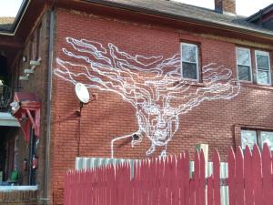 une peinture d'un cerf sur le côté d'un bâtiment dans l'établissement Art House Detroit Creative, à Detroit