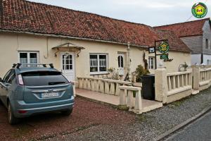 Maison de 2 chambres avec terrasse et wifi a Longvilliers في Longvilliers: سيارة متوقفة أمام مبنى