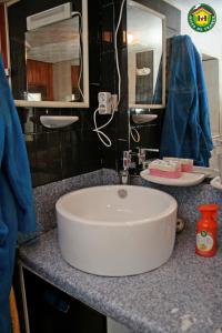 Maison de 2 chambres avec terrasse et wifi a Longvilliers في Longvilliers: حمام مع حوض أبيض ومرآة